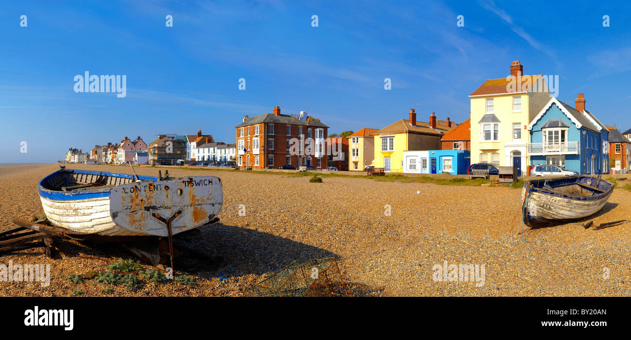 Fronte mare case e spiaggia di ciottoli di Aldeburgh - Suffolk - Inghilterra Foto Stock