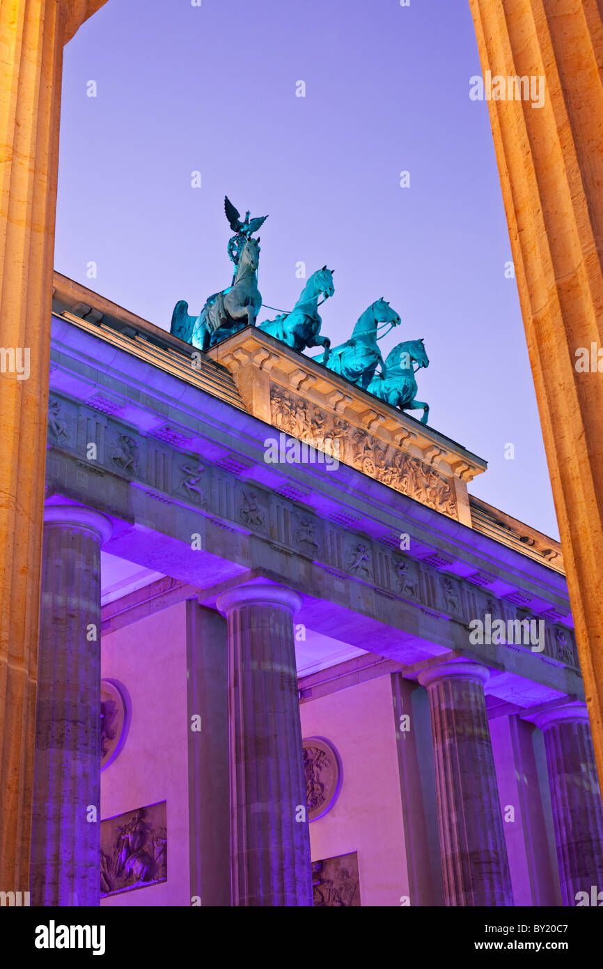 La germania,Berlino, Porta di Brandeburgo illuminata al crepuscolo e durante la festa delle luci Foto Stock