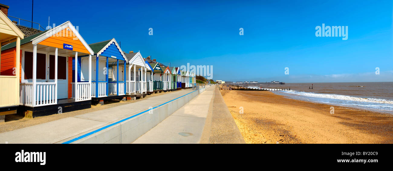 Spiaggia di capanne lungo la spiaggia di Southwold - Suffolk - Inghilterra Foto Stock