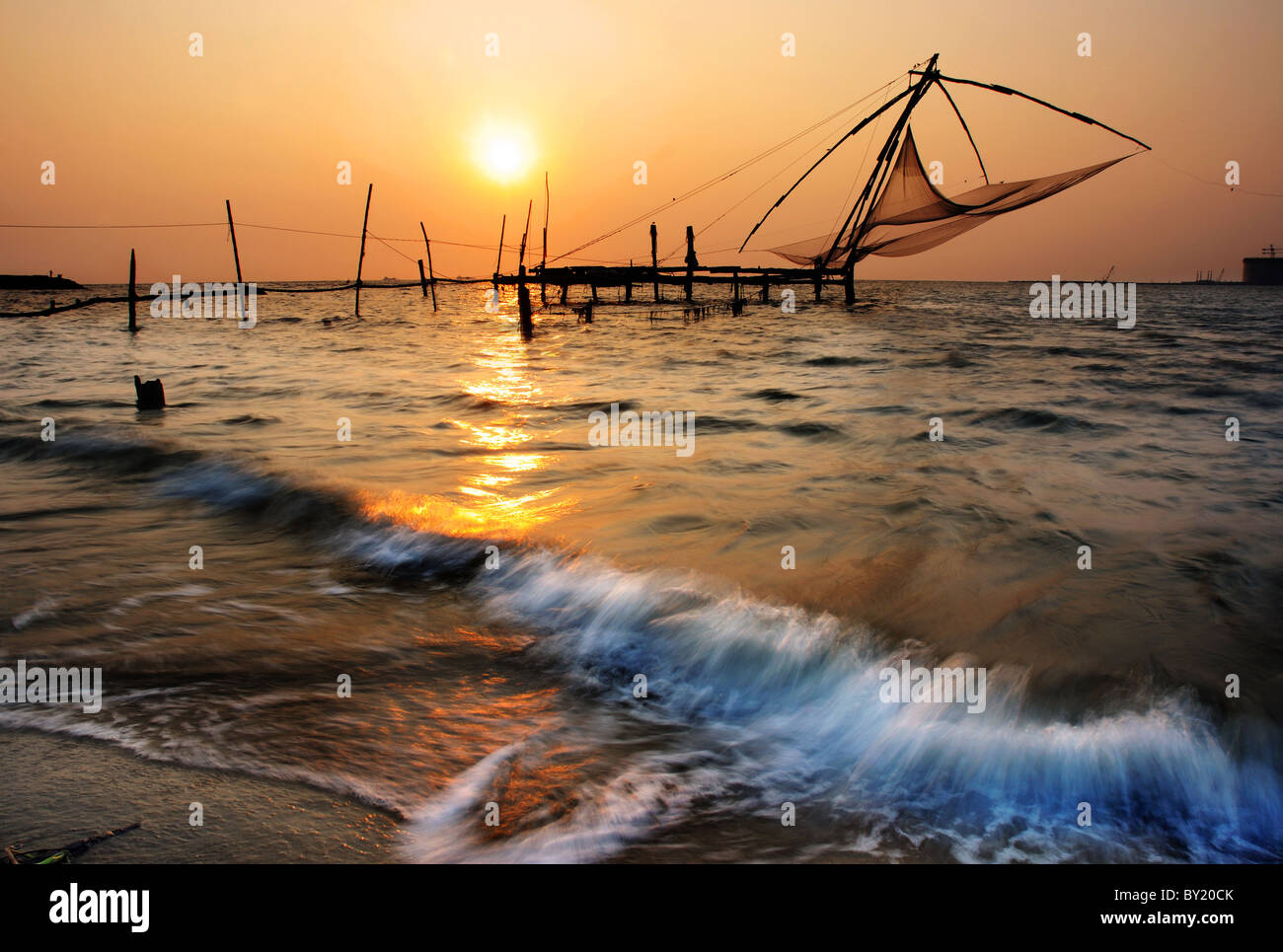 Il tramonto e le reti da pesca a Kochin in India del sud Foto Stock