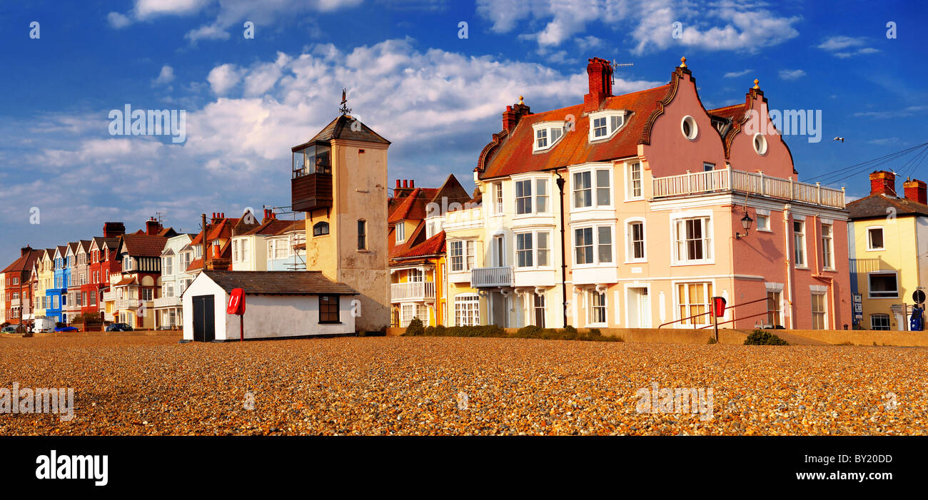 Fronte mare case e spiaggia di ciottoli di Aldeburgh - Suffolk - Inghilterra Foto Stock