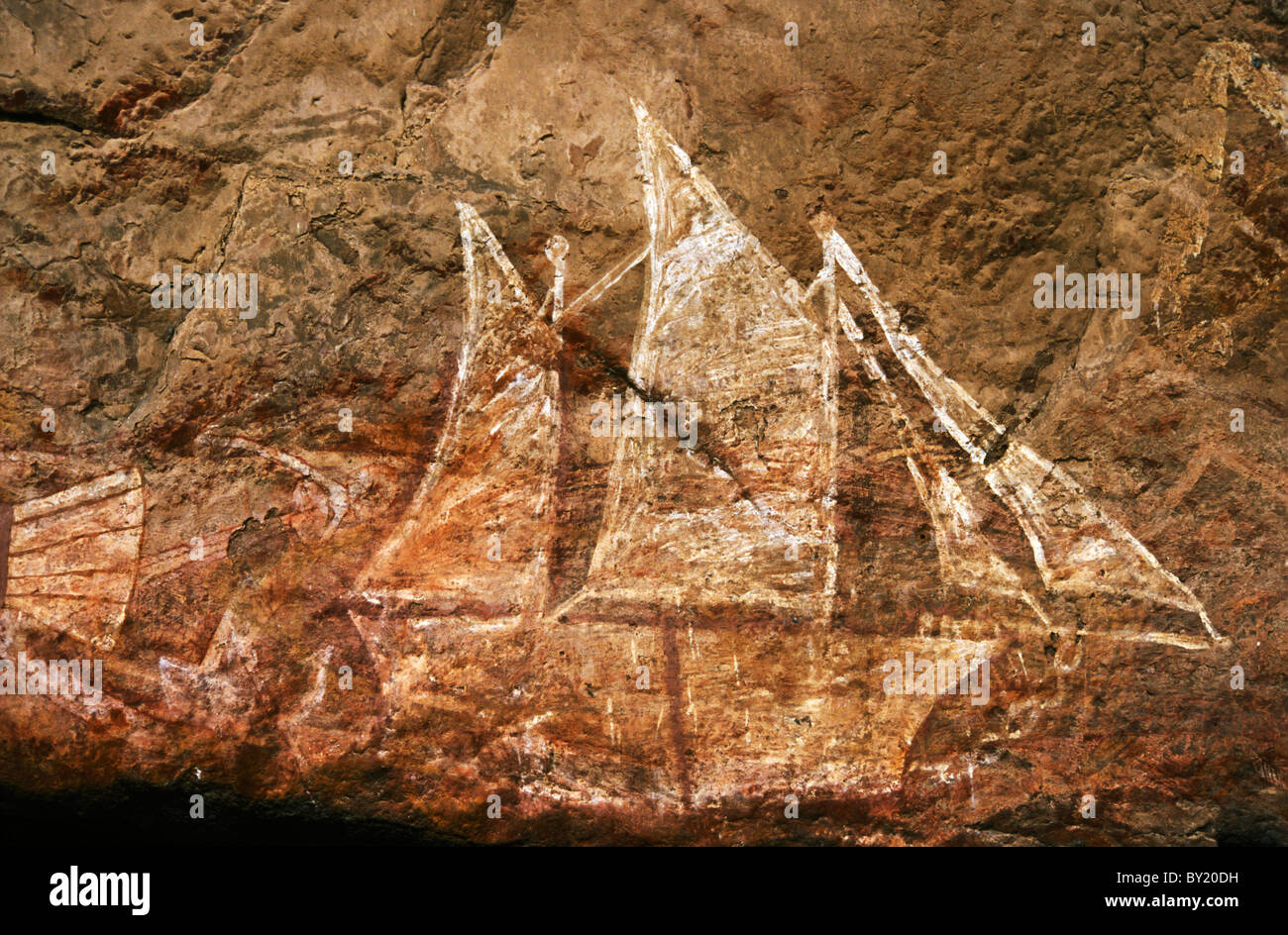 Arte rupestre degli Aborigeni a Kakadu, Territorio del Nord, l'Australia, raffigura un europeo nave a vela Foto Stock
