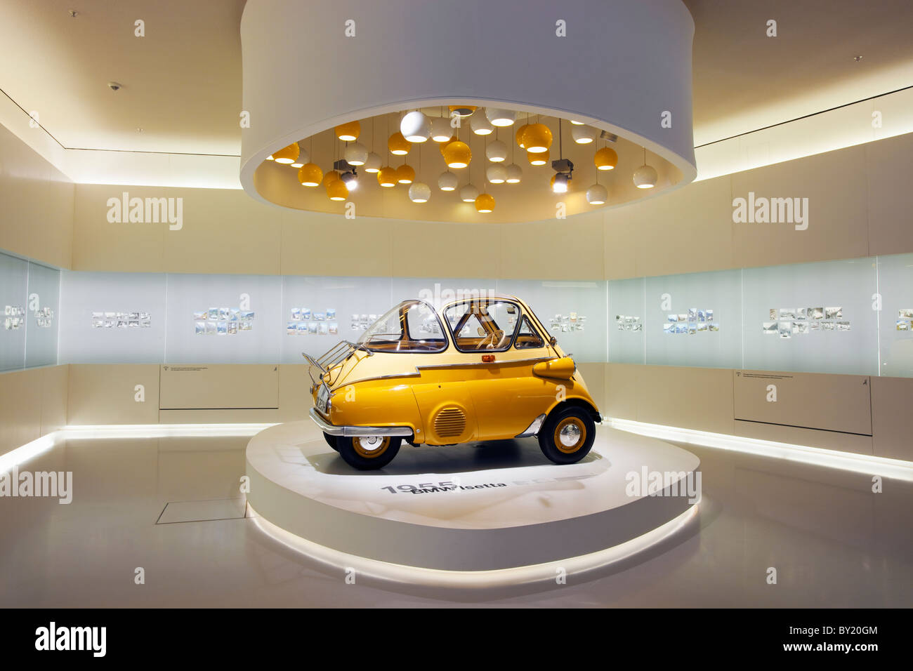 Germania, Baviera, Monaco di Baviera, Museo BMW, 1955 modello BMW Isetta in mostra Foto Stock