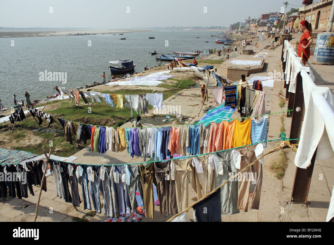 Lavaggio e asciugatura sulle rive del Gange a Varanasi, India Foto Stock