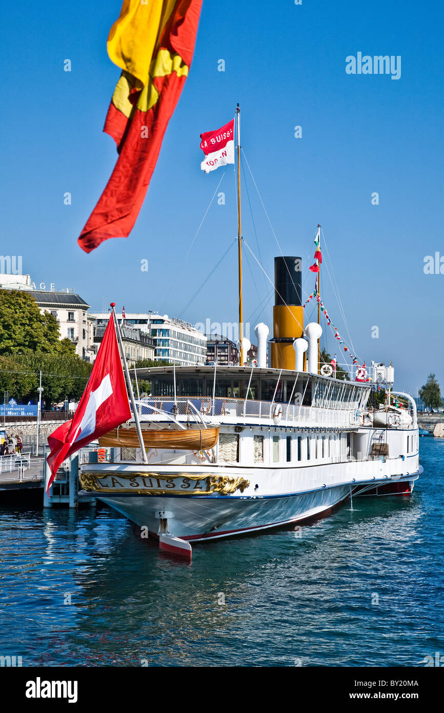 Un lago svizzero vaporizzatore legata a un dock di Ginevra in Svizzera Foto Stock