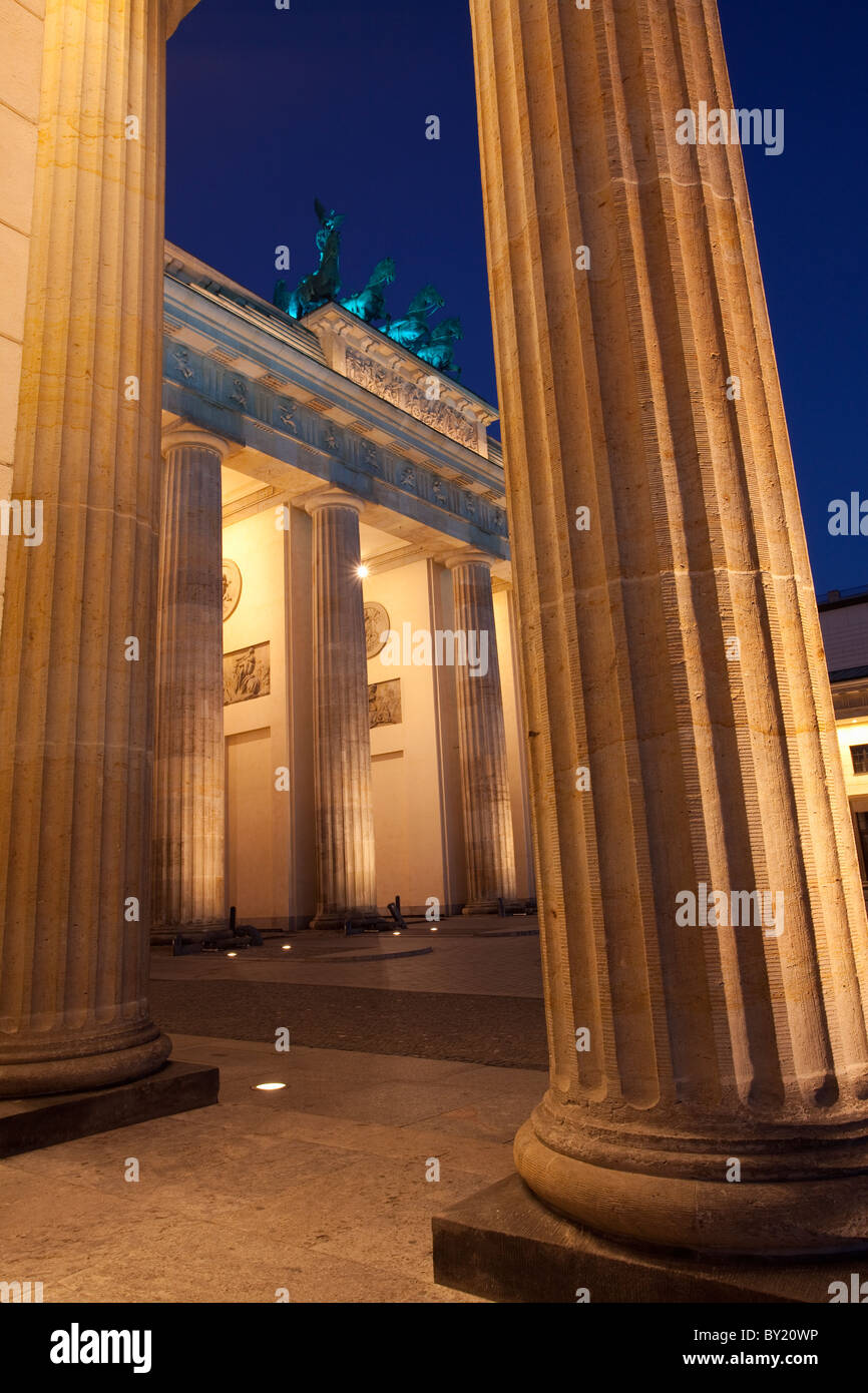 La germania,Berlino, Porta di Brandeburgo illuminata al crepuscolo e durante la festa delle luci Foto Stock