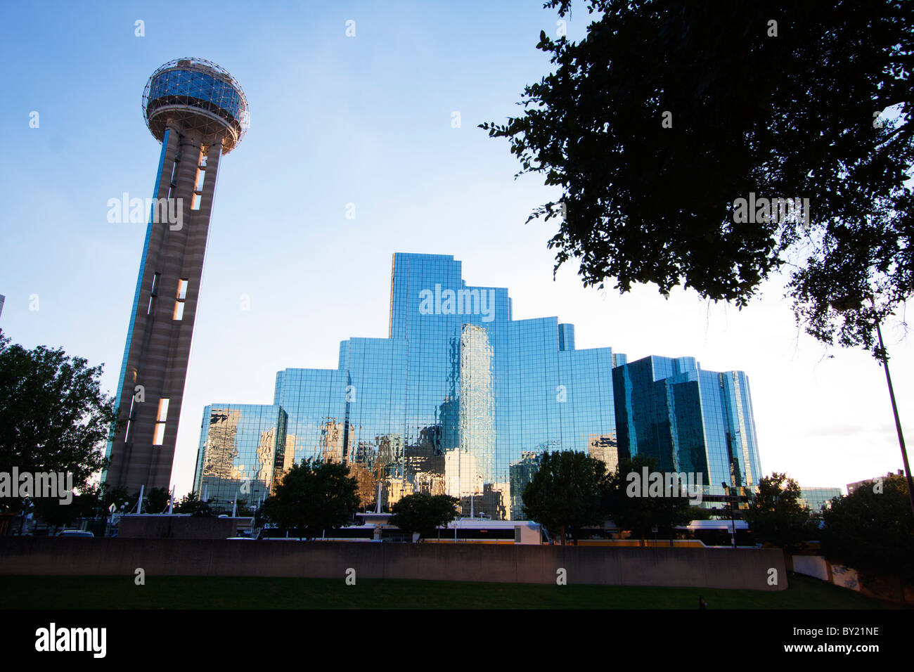 Un pomeriggio in vista della Reunion Tower a Dallas, in Texas. Foto Stock