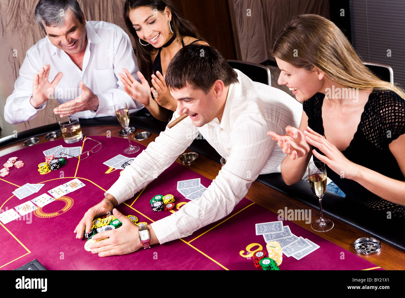 Immagine di uomo vincente nel gioco d'azzardo e la gente applaude a lui Foto Stock