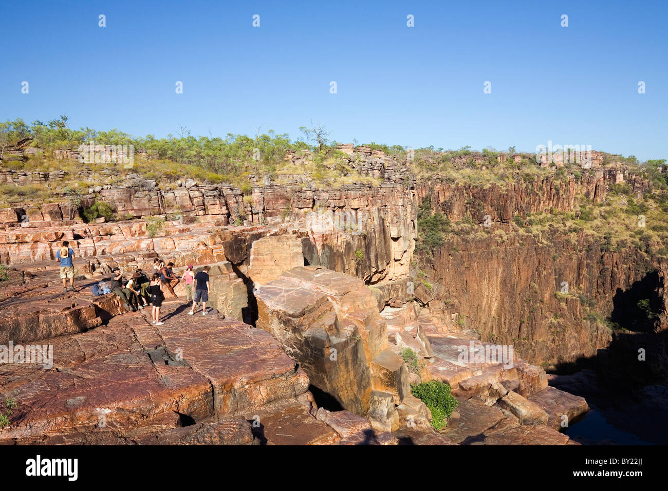 Australia, Territorio del Nord, il Parco Nazionale Kakadu. Gli escursionisti in cima Jim Jim cade sul Barrk Marlam Bushwalk. Foto Stock