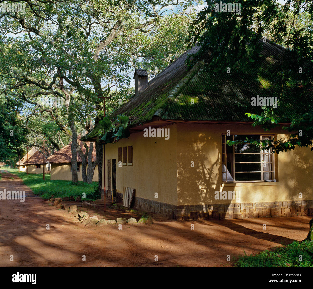 Costruito dai belgi in tempi coloniali, la sistemazione attraente a Nagero, la sede del Parco nazionale di Garamba Foto Stock