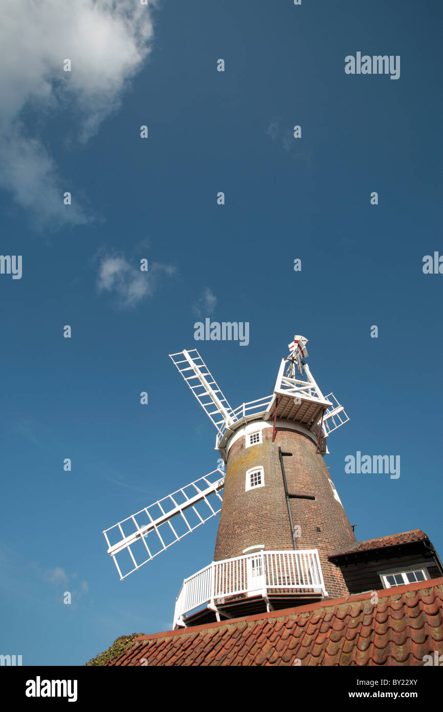 Norfolk, Cley-next-il-mare. Cley Windmill osservata contro un cielo blu. Foto Stock