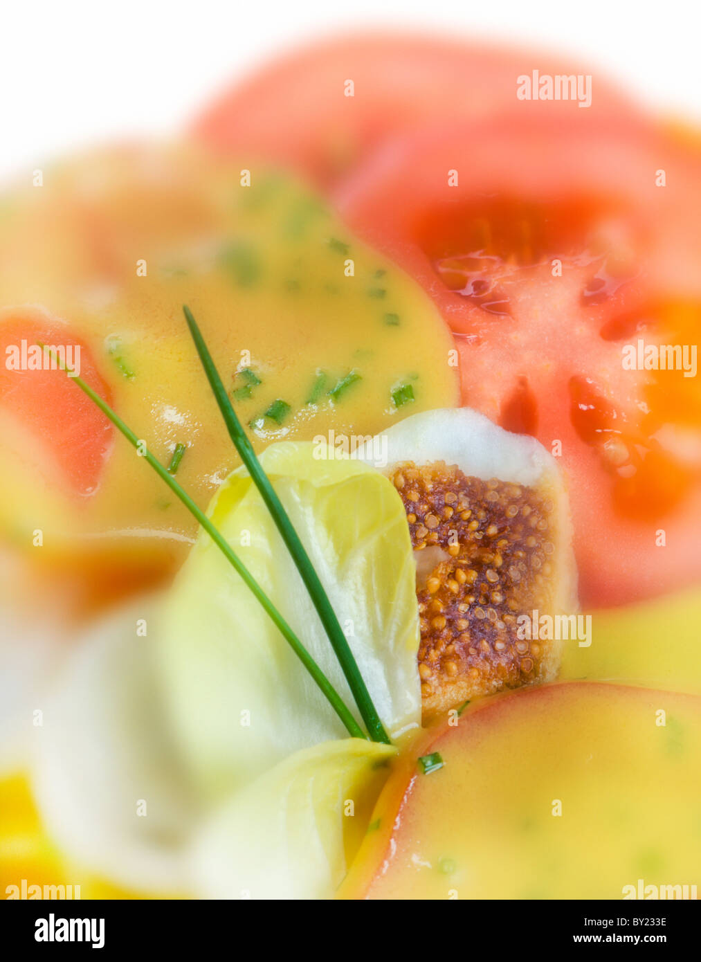 Insalata di pomodoro salat fig mostarda chicoree Chicorée foglie di erba cipollina Foglie montare fitness cibo lattuga su sfondo bianco vitamine Foto Stock