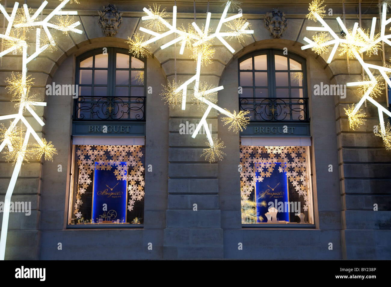 Breguet shop illuminata di notte a Place Vendome Square, Parigi, Francia Foto Stock