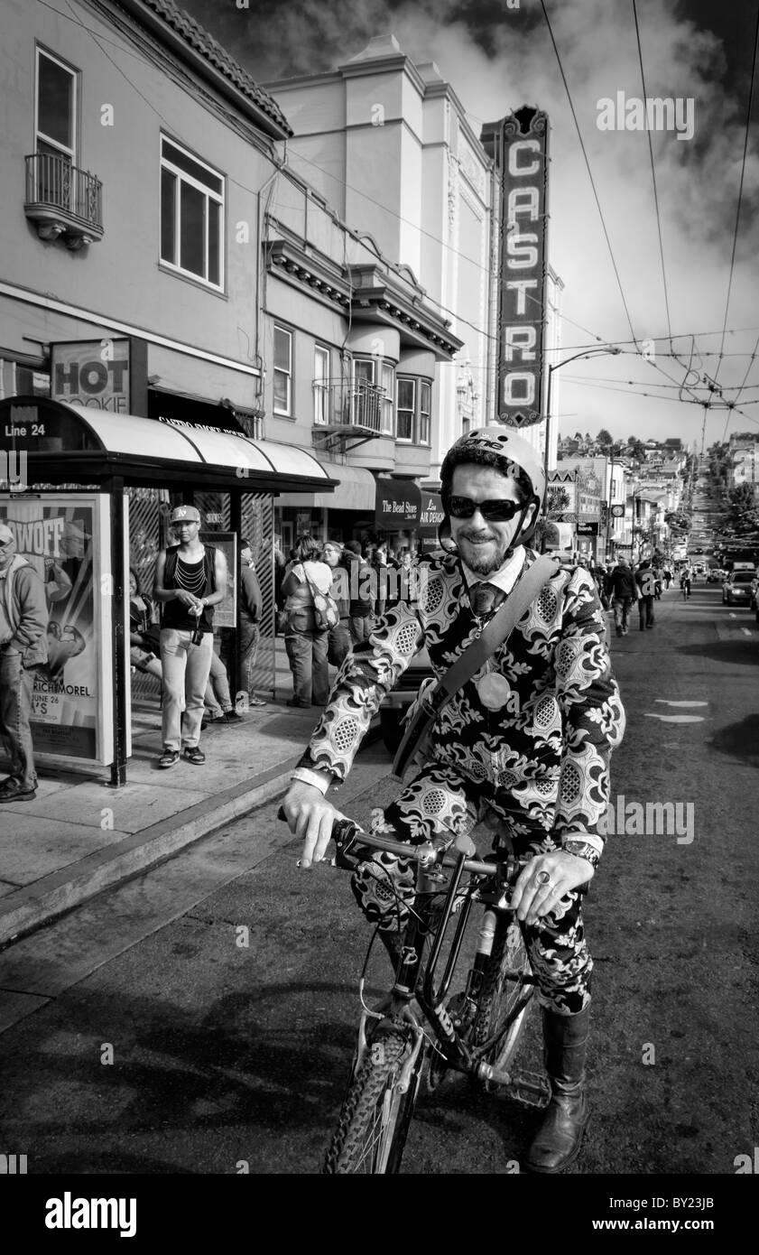 Uomo sulla bici nel Gay Pride Weekend celebrazione Rosa nel gay quartiere Castro di San Francisco in California Foto Stock