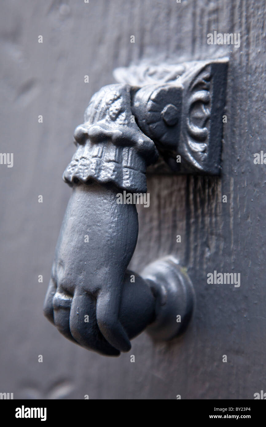 Francia, Haute-Garonne, Revel. Tradizionale porta maniglia, Revel. Foto Stock