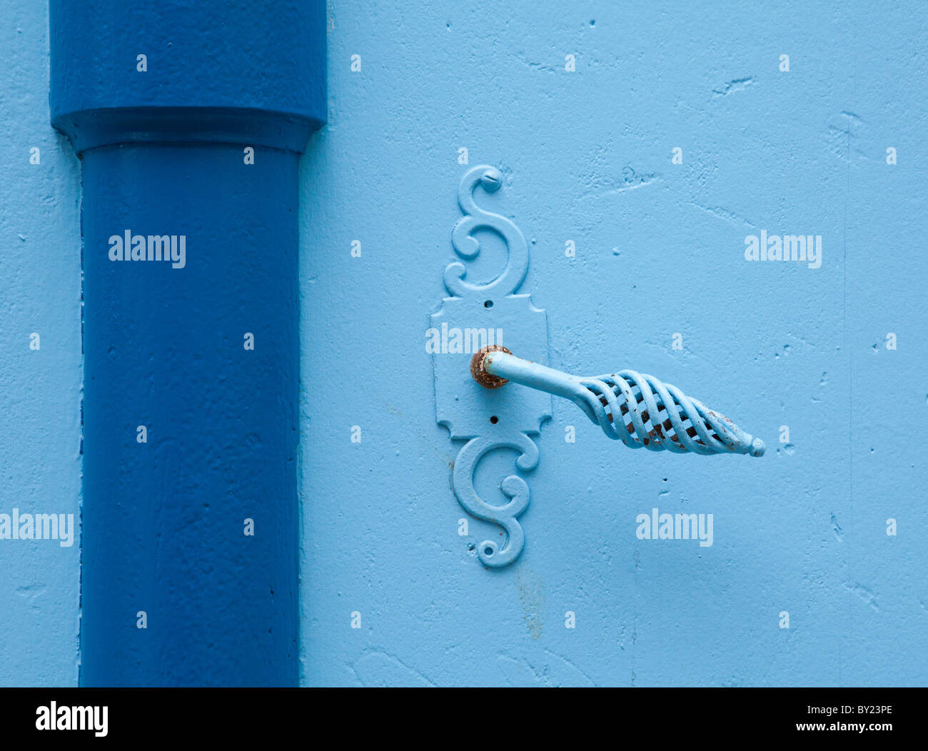 Francia, Haute-Garonne, Revel. Vecchia maniglia della porta e il tubo di scarico, la baldoria. Foto Stock
