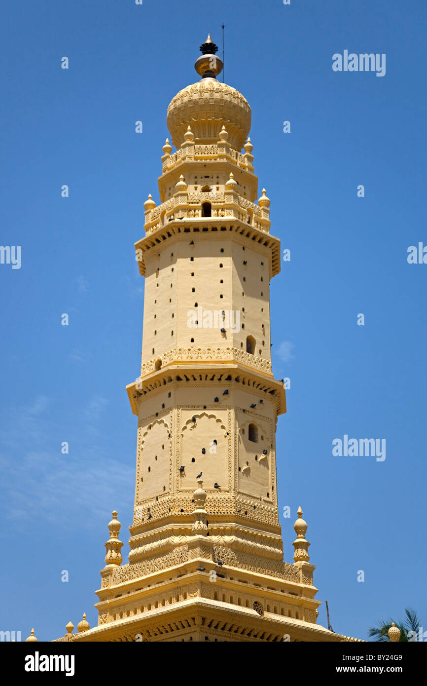 India, Mysore. Il minareto ornati del Sultano Tipu moschea. Foto Stock