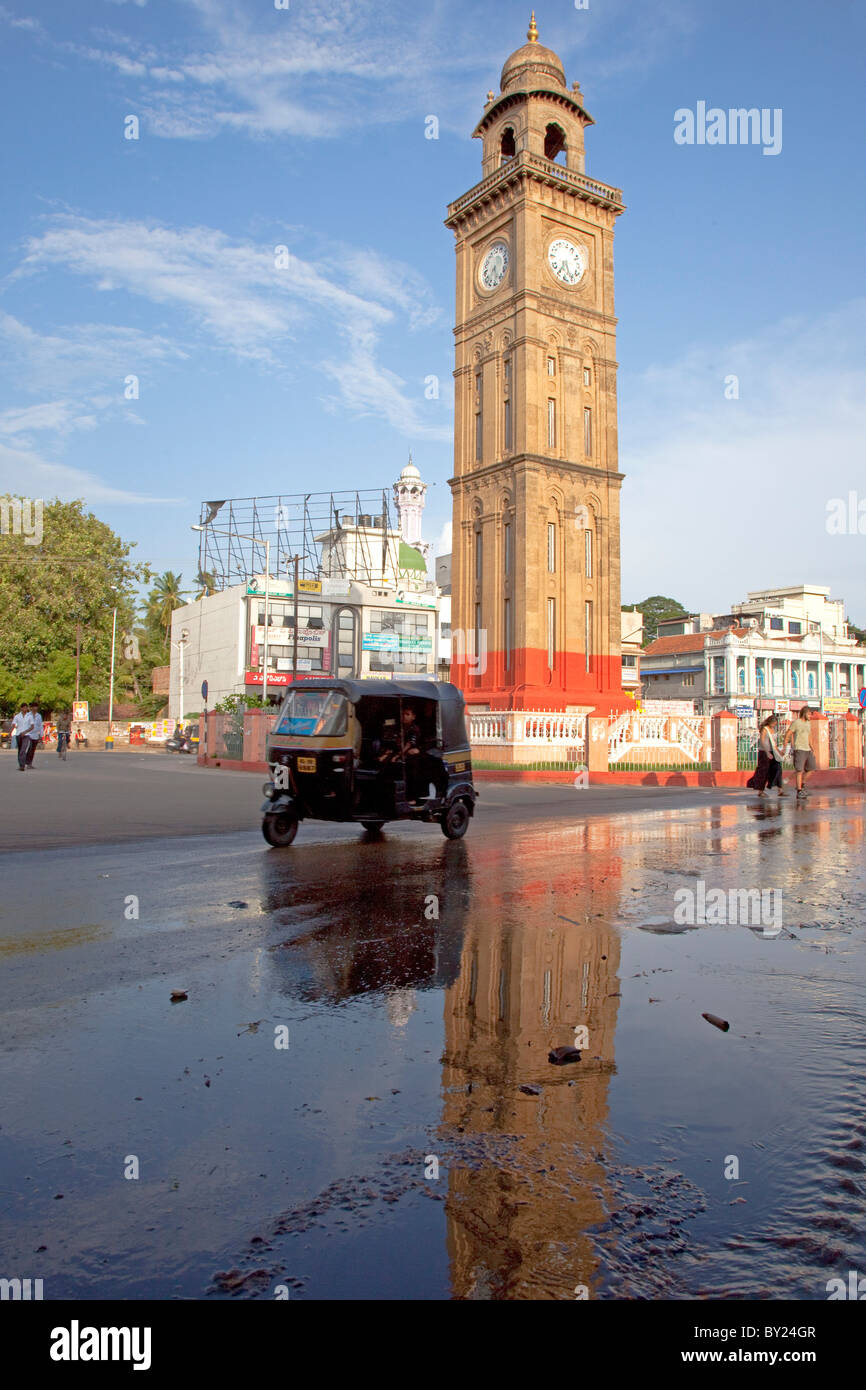 India, Mysore. Il silver jubliee Clock Tower nel centro di una rotatoria a Mysore fu costruito nel 1927. Foto Stock