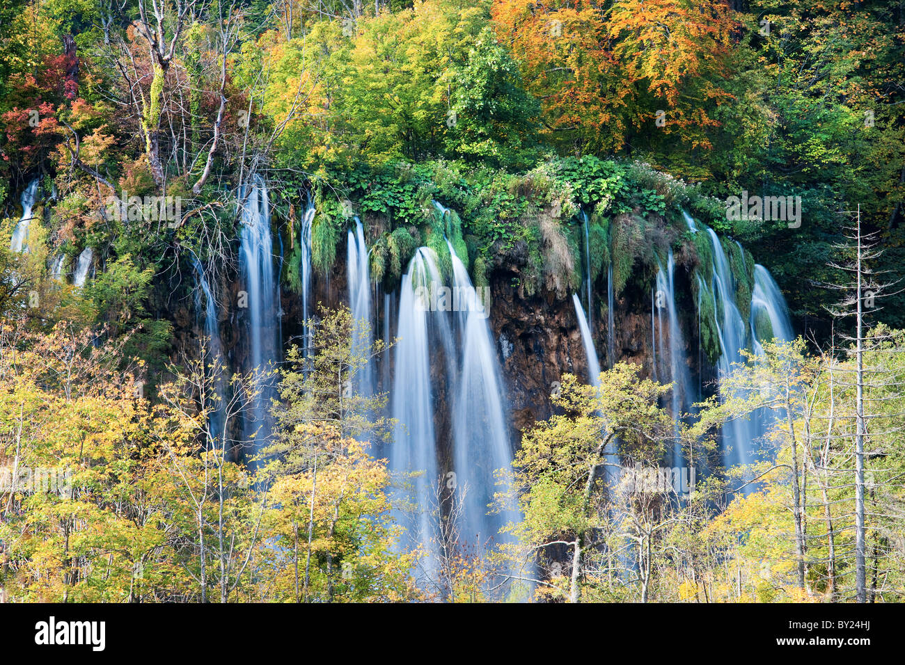 Cascata in autunno magnifico scenario del Parco Nazionale dei Laghi di Plitvice, Croazia Foto Stock