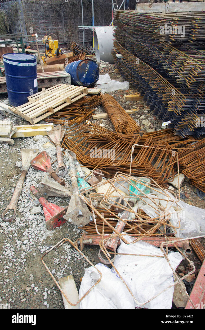 Sito in costruzione con materiali di scarto non segregate per riciclaggio - le cattive prassi. Foto Stock