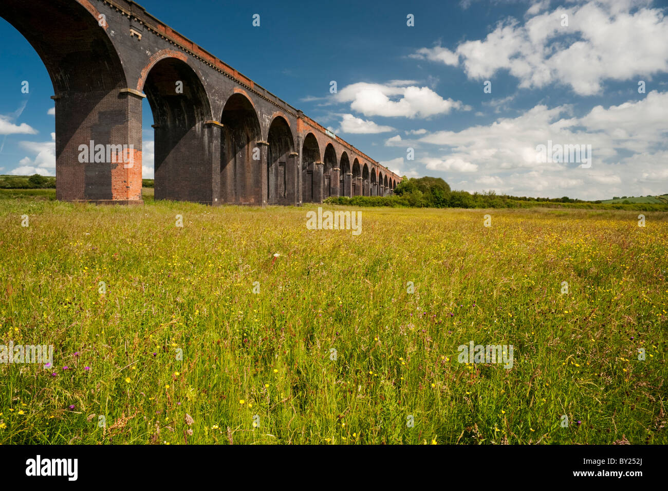 Il Harringworth o Welland viadotto, attraverso la valle del fiume Welland, a Seaton Prati Riserva Naturale, Rutland Foto Stock