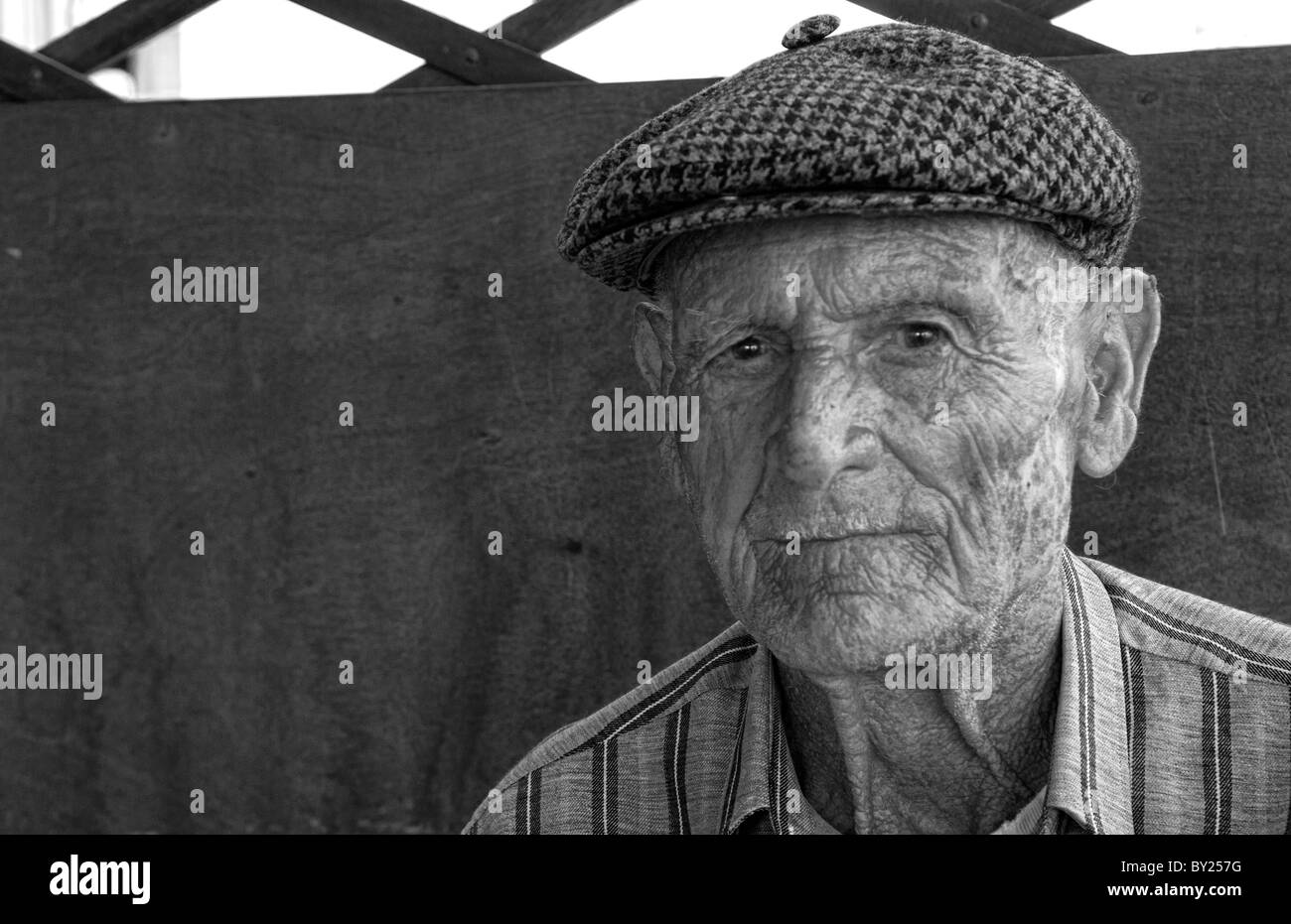Uomo vecchio 85 anni in Syros Grecia isola con hat e ritratto sorriso Foto Stock
