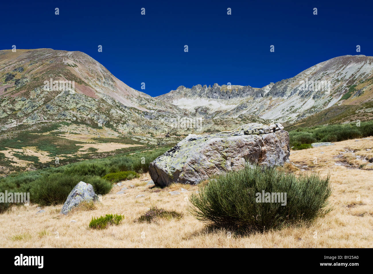 Vista dal percorso al Lago de Las Lomas, nelle montagne Palentine, parte del Cantabrico montagne del nord della Spagna Foto Stock