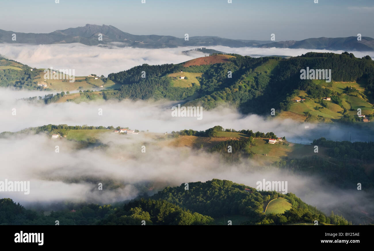La mattina presto vista da Madariko Gaina, una montagna nei Pirenei spagnoli, vicino al villaggio di Etxalar, Navarra, Spagna settentrionale Foto Stock
