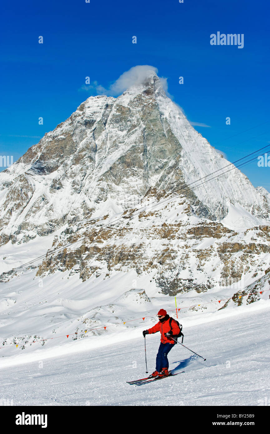 L'Europa, Italia, Alpi Italiane, Cervinia ski resort, scenario di montagna, uno sciatore sotto il Monte Cervino (Matterhorn) Foto Stock