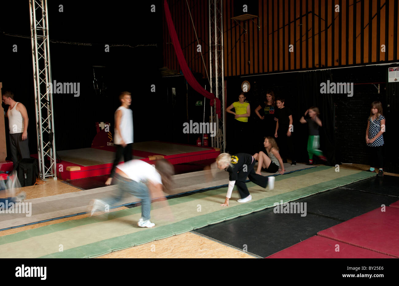 All'interno di bambini e ragazzi a scuola per Circus esecutori con gli insegnanti facendo esercizi e apprendimento in Arnhem Paesi Bassi Foto Stock