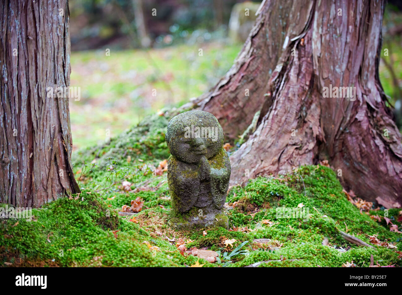 Asia, Giappone. Kyoto, Sanzen nel tempio (986), la statua di pietra di un monaco pregare Foto Stock