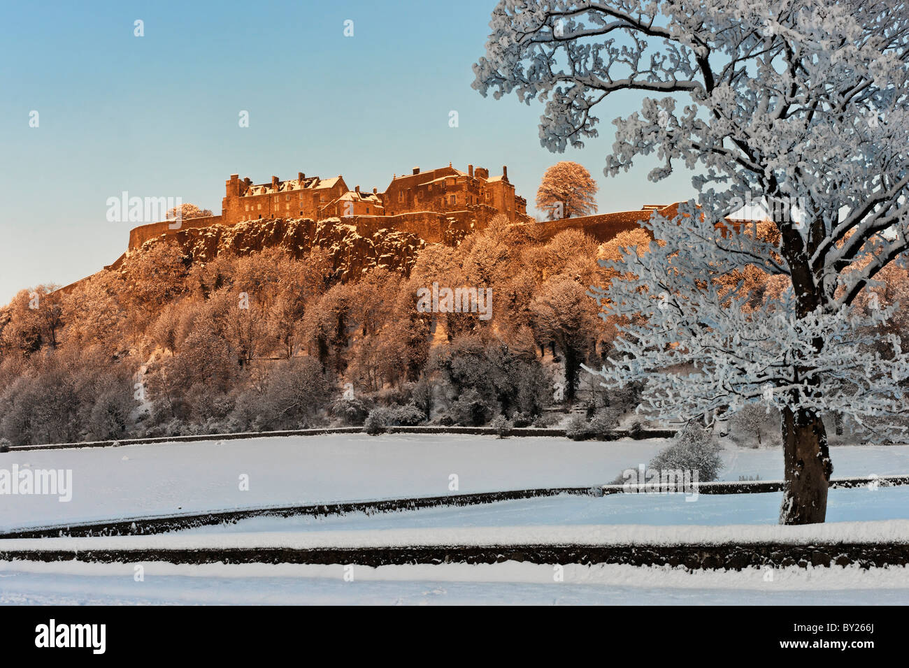 Il Castello di Stirling in inverno la neve da del re Knott, Stirling, Scozia, Regno Unito Foto Stock