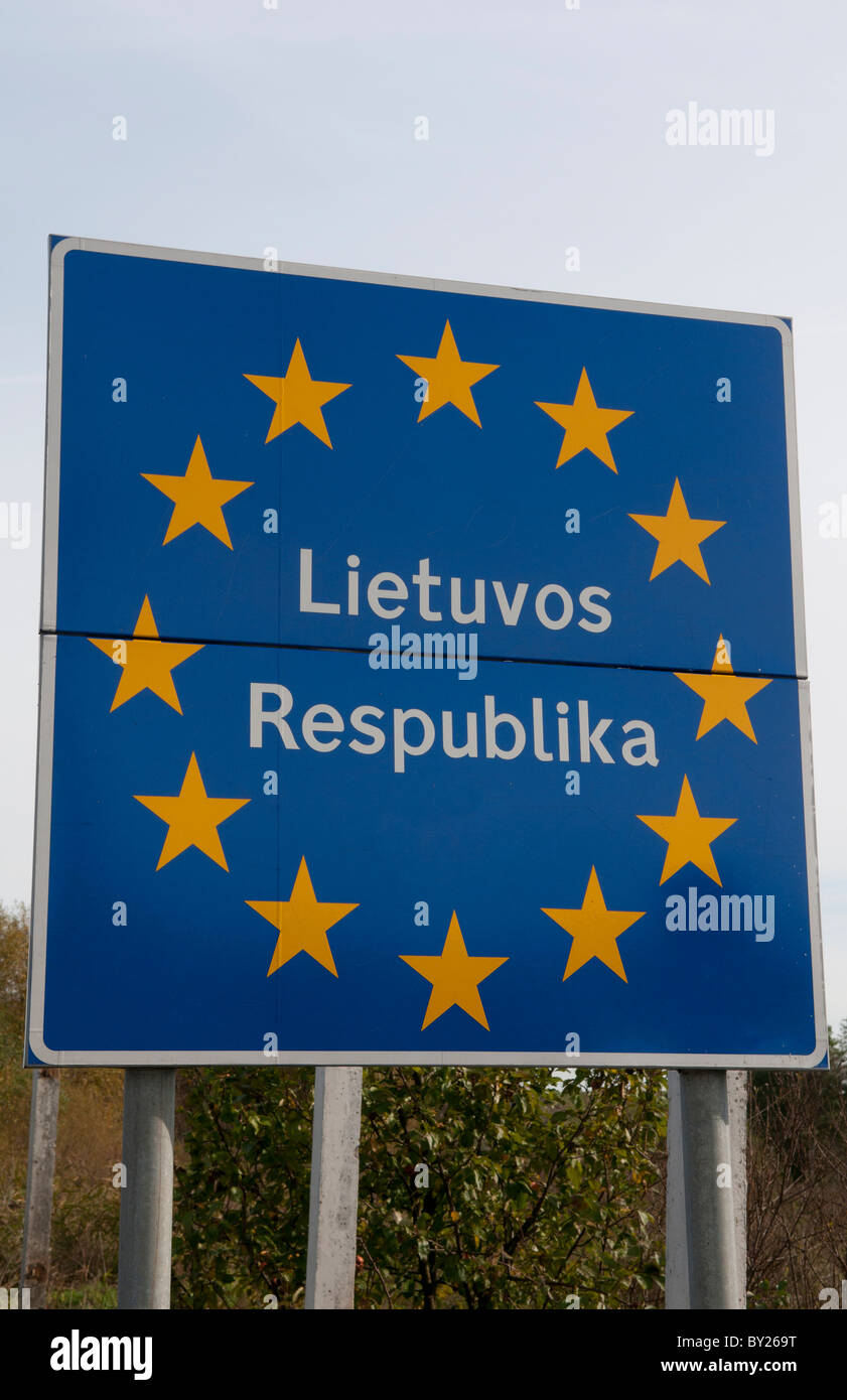 Segno per UE Unione europea della Lituania dalla Polonia Lietuvos stelle blu segnaletica giallo Foto Stock