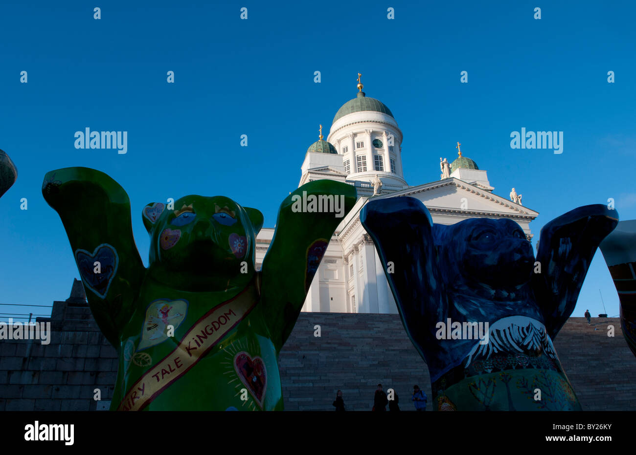 Helsinki Finlandia bella bianca Tuomiokirkko famosa cattedrale chiesa di pietra con DELLE NAZIONI UNITE Buddy Bears Progetto nella parte anteriore Foto Stock