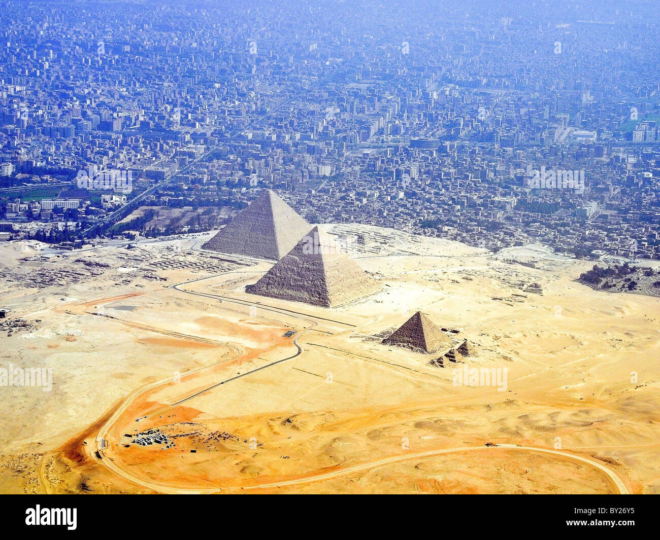 Vista aerea delle piramidi, Egitto, al Cairo in background, Foto Stock