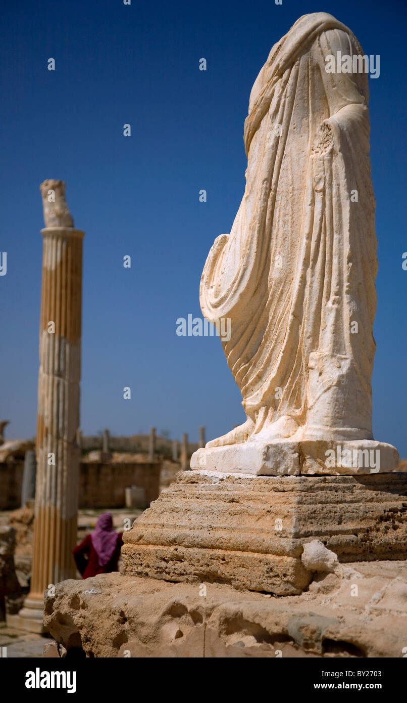 Sabratha, Libia; un rudere da una statua e una colonna ancora in piedi nella antica città romana off Sabratha appena fuori la Foto Stock