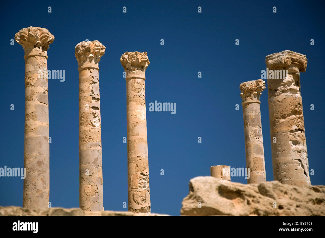 Sabratha, Libia; colonne rimane da alla antica città romana di Sabratha che giace appena fuori il mare Mediterraneo Foto Stock