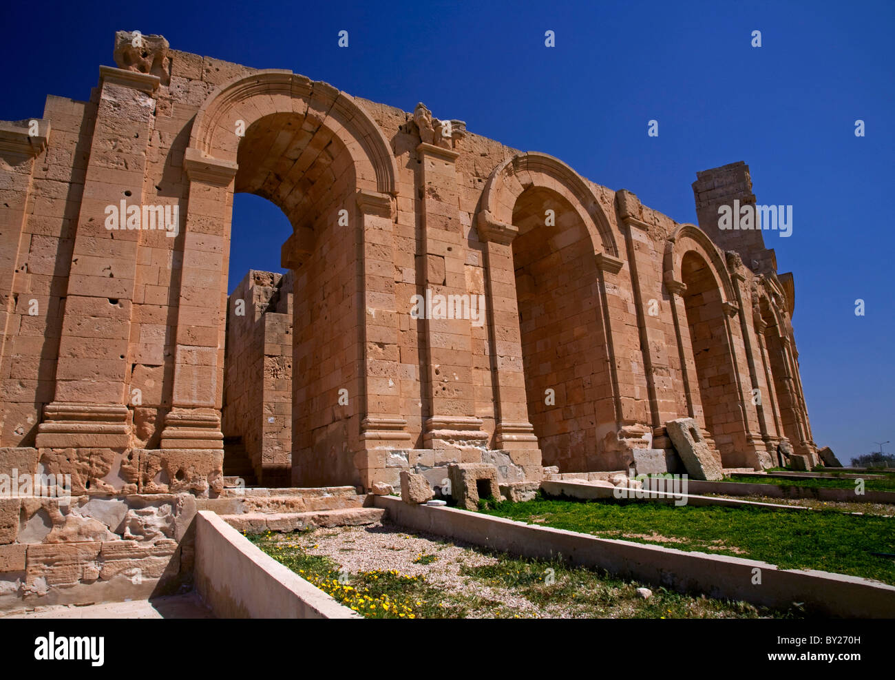 Sabratha, Libia; rimane dalle pareti esterne del Teatro della antica città romana di Sabratha che giace appena fuori la Foto Stock