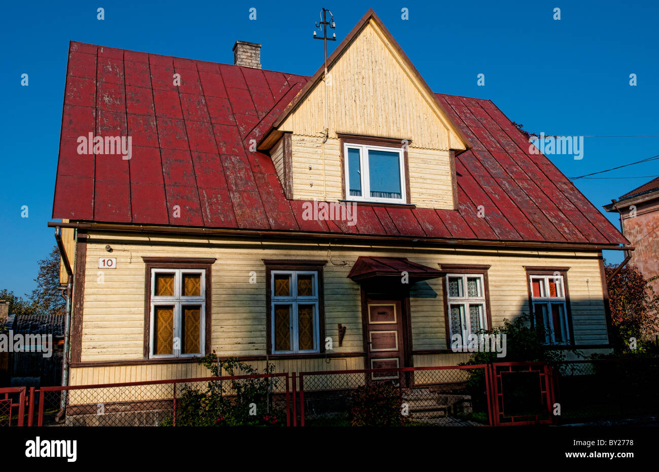 Villaggio di Parnu Estonia e le tradizionali case in legno nel centro storico Foto Stock