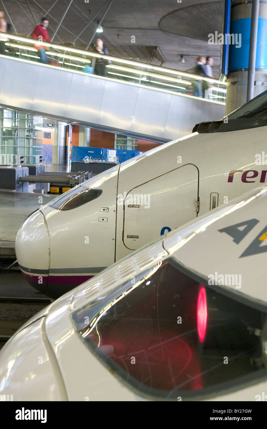 Ave renfe Spagna Madrid Atocha stazione gare tranway treno ferrovia Trasporto velocità voyager Foto Stock