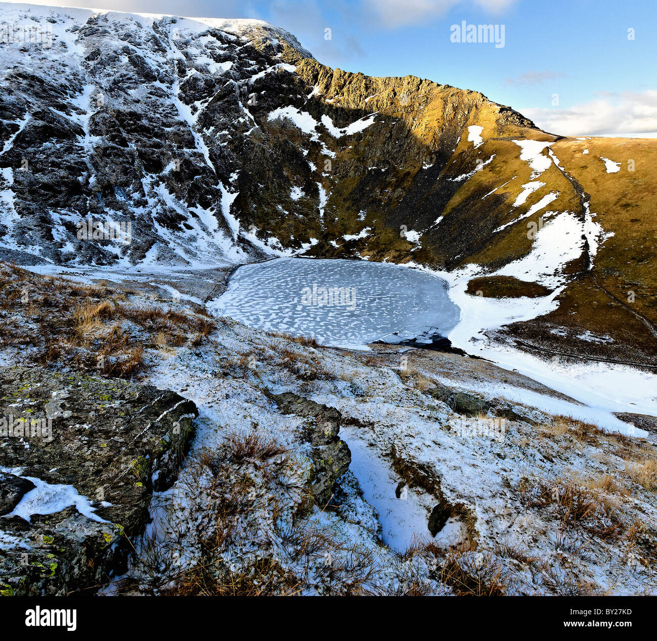Bordo tagliente in inverno e scale congelati Tarn su Blencathra Foto Stock