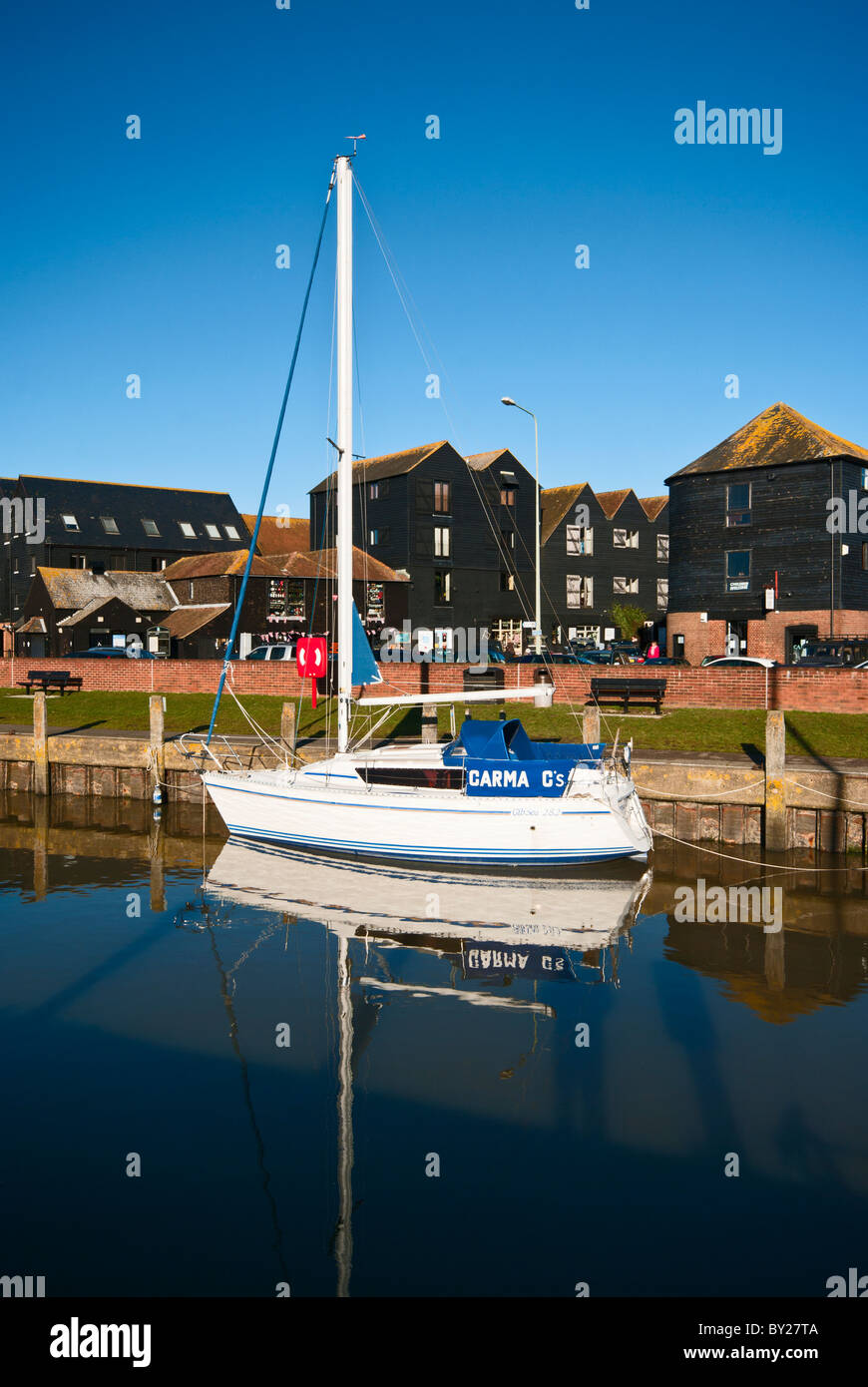 Sailing yacht ormeggiato sul fiume Tillingham a Strand Quay Segala East Sussex England Regno Unito Foto Stock