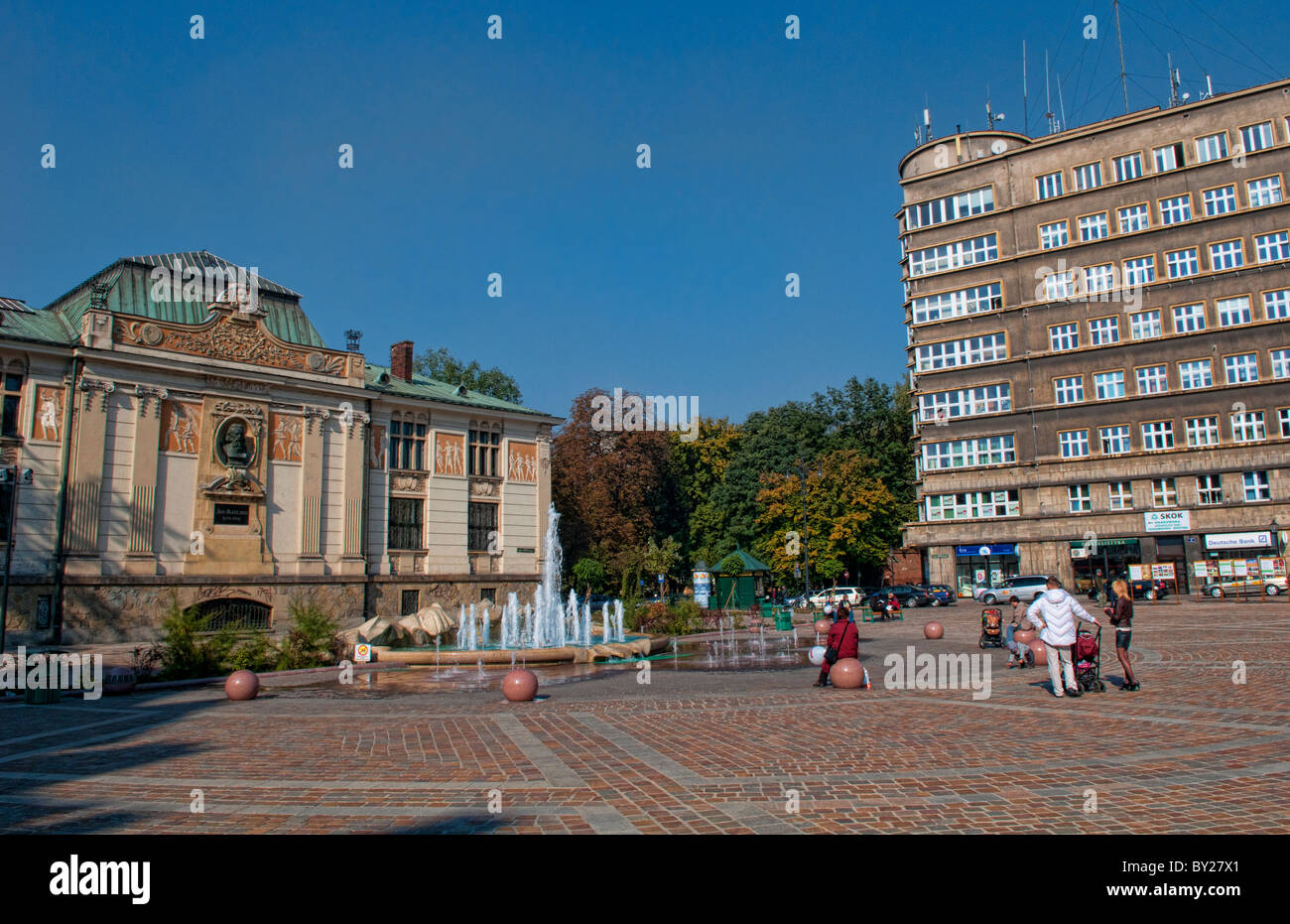 Fontana e il monumento a Jan Matejko nel centro di Cracovia Polonia città turistica Foto Stock