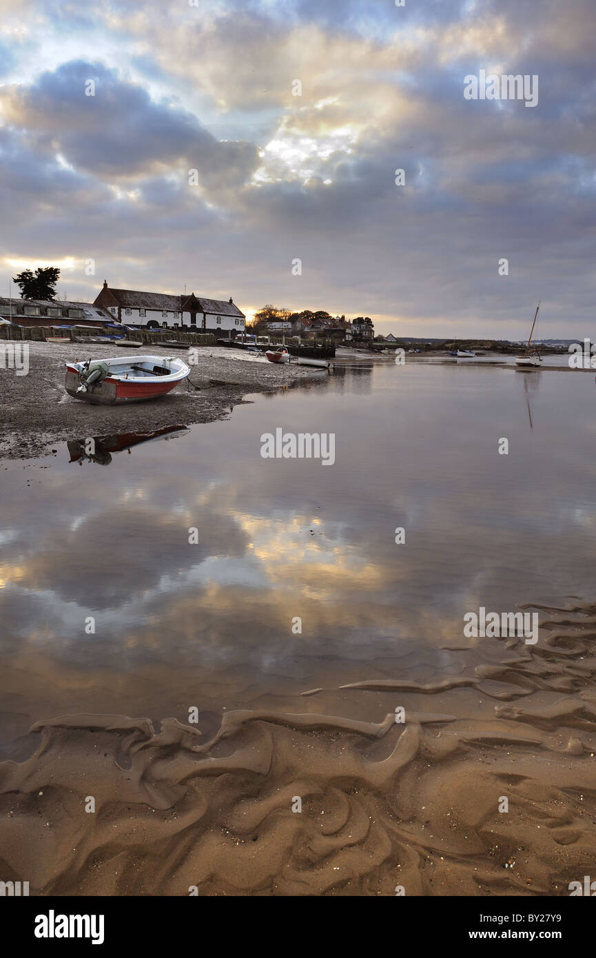 Burnham Overy Staithe, mostrando il porto di marea al tramonto, North Norfolk, Regno Unito, dicembre Foto Stock