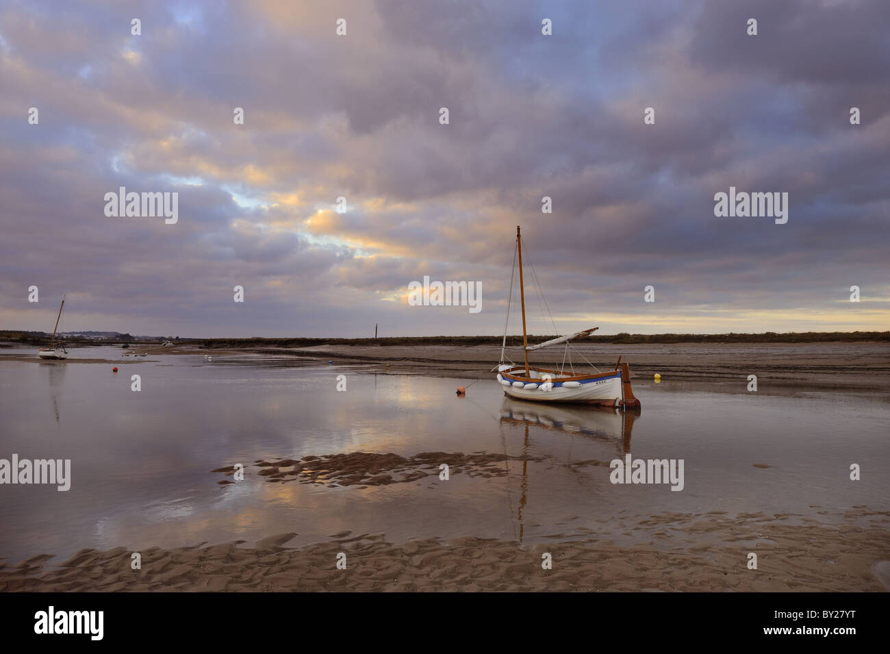 Burnham Overy Staithe, mostrando il porto di marea al tramonto, North Norfolk, Regno Unito, dicembre Foto Stock