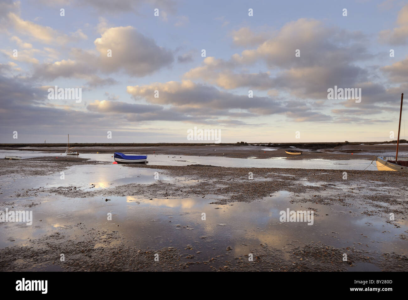 Burnham Overy Staithe, mostrando il porto di marea al tramonto, North Norfolk, Regno Unito, dicembre Foto Stock