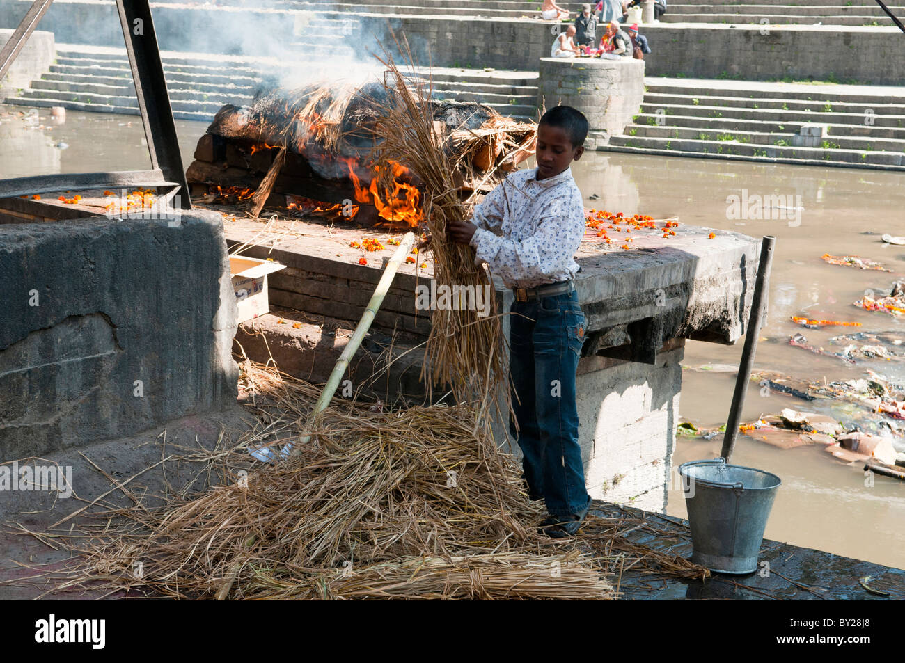 Ultimo riti in corrispondenza di una cremazione funerali il fiume Bagmati presso il Tempio di Pashupatinath a Kathmandu in Nepal Foto Stock