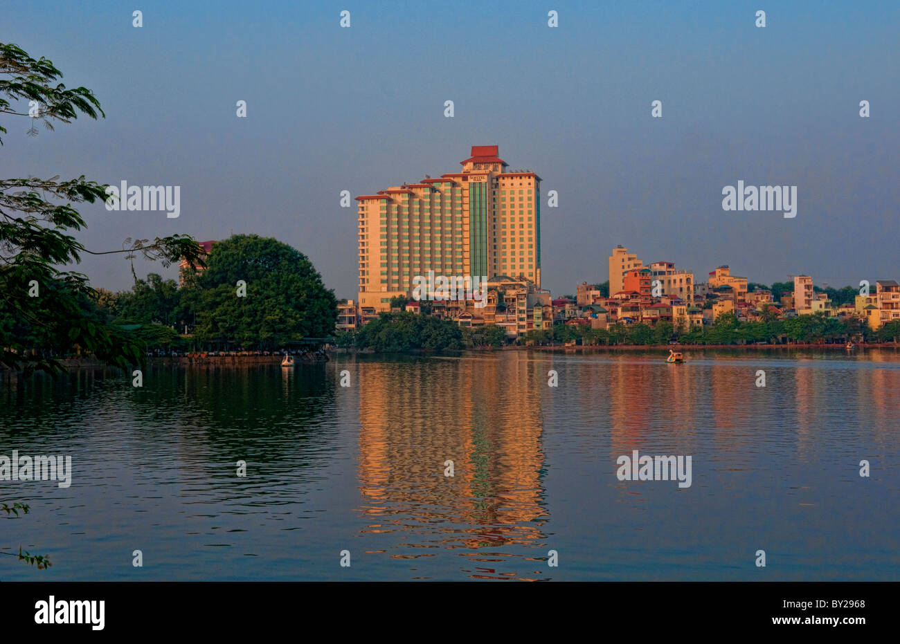 Tranquillo Lago a Truc Bach Lake relax acqua di fiume al tramonto in Hanoi Vietnam Foto Stock