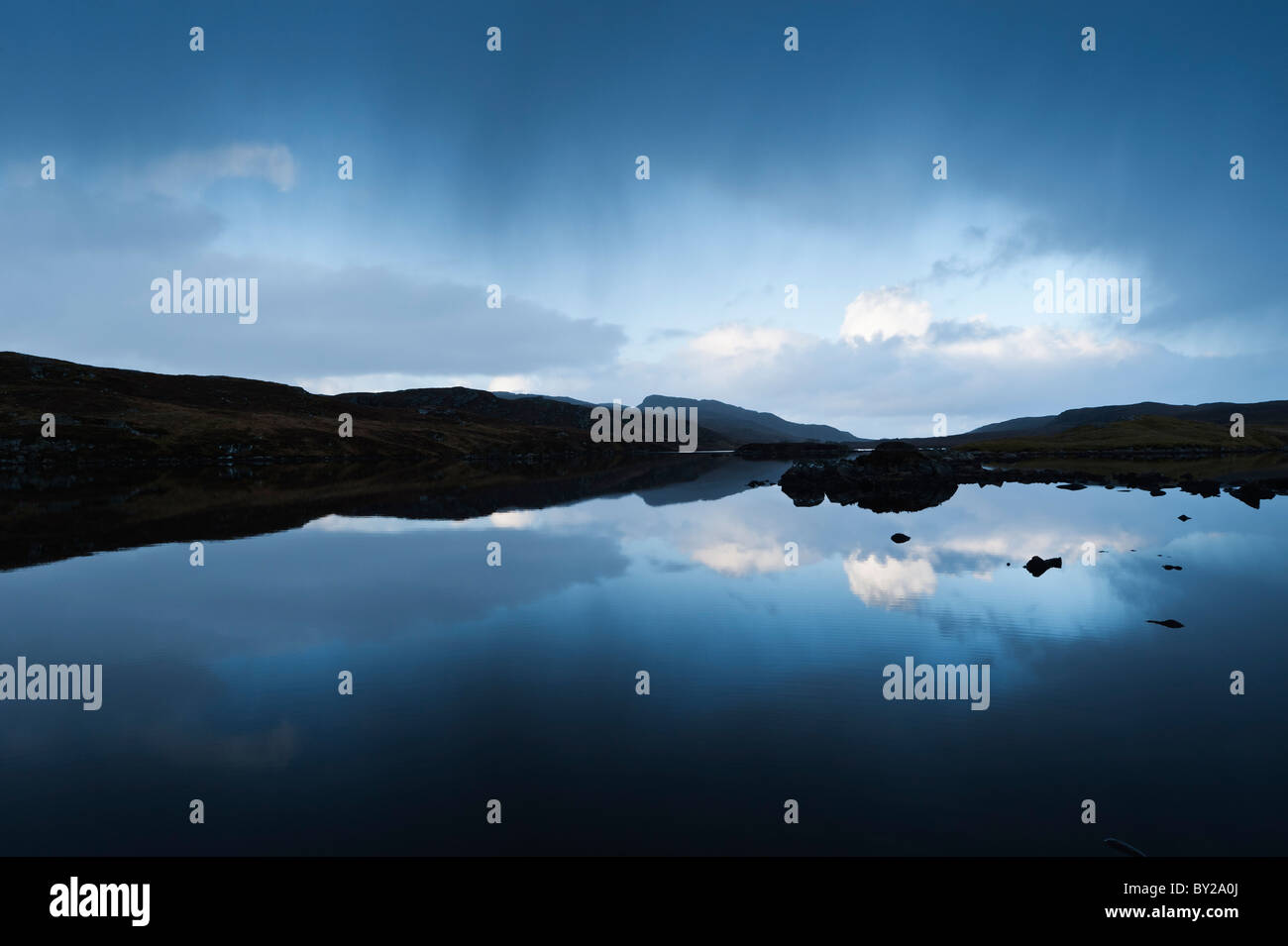 Pioggia nuvole su piccole loch, isola di Lewis, Western Isles, Scozia Foto Stock