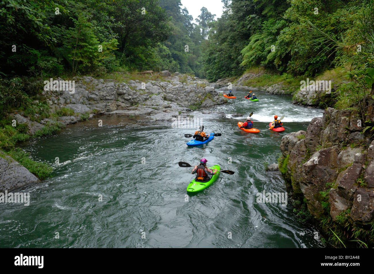 Un gruppo di sette pale kayakers sul fiume Alseseca nella regione di Veracruz città del Messico mentre cerca di cascate enormi. Foto Stock